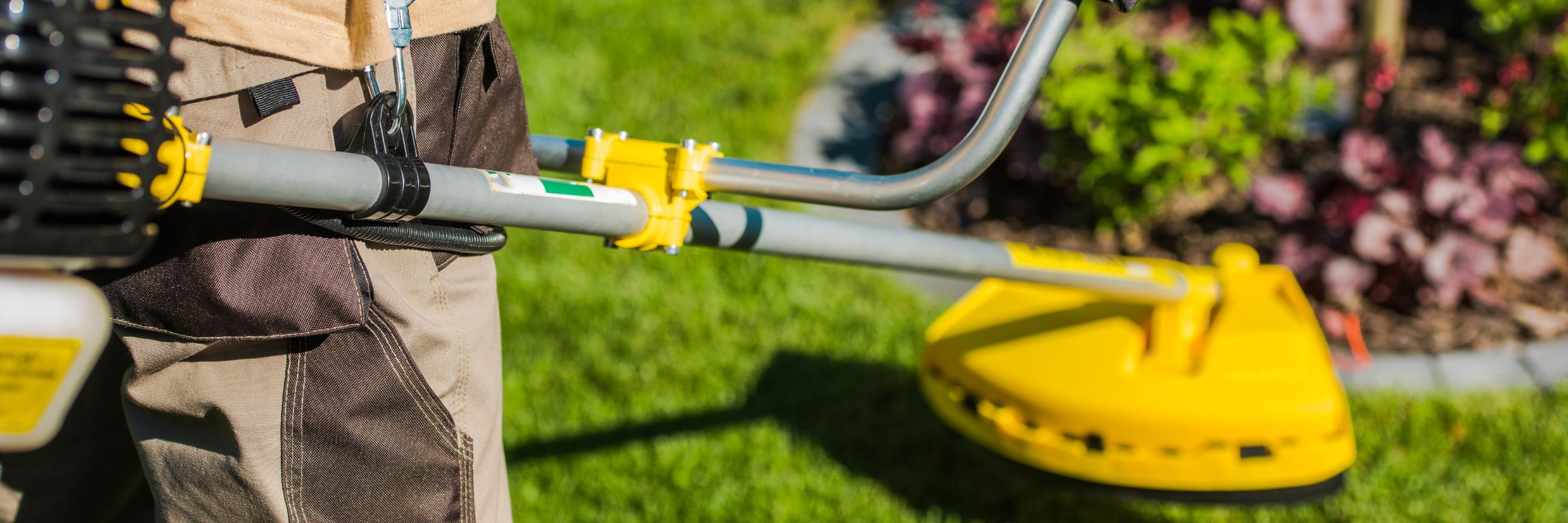 Person, die einen Rasentrimmer verwendet